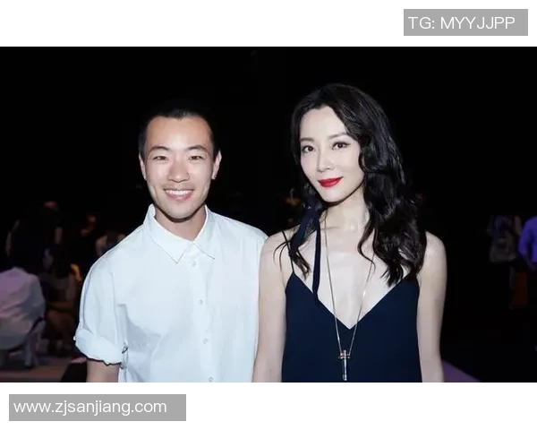 中国男足球星首次走红毯引关注亮相时尚场合展现自信风采