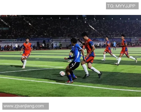 绿茵鏖战汗水飞扬足球球星衣服沾满泥土见证拼搏荣耀