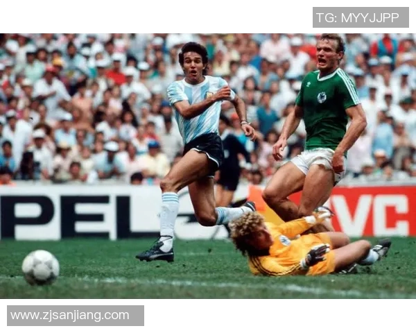 世界历史上第一足球球星的传奇人生与足球革命的深远影响